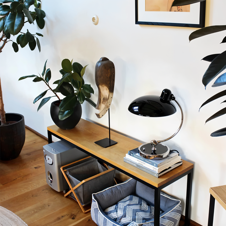Retro ijzeren tafellamp met verstelbare arm, ideaal als leeslamp of kantoorlamp op bureau.