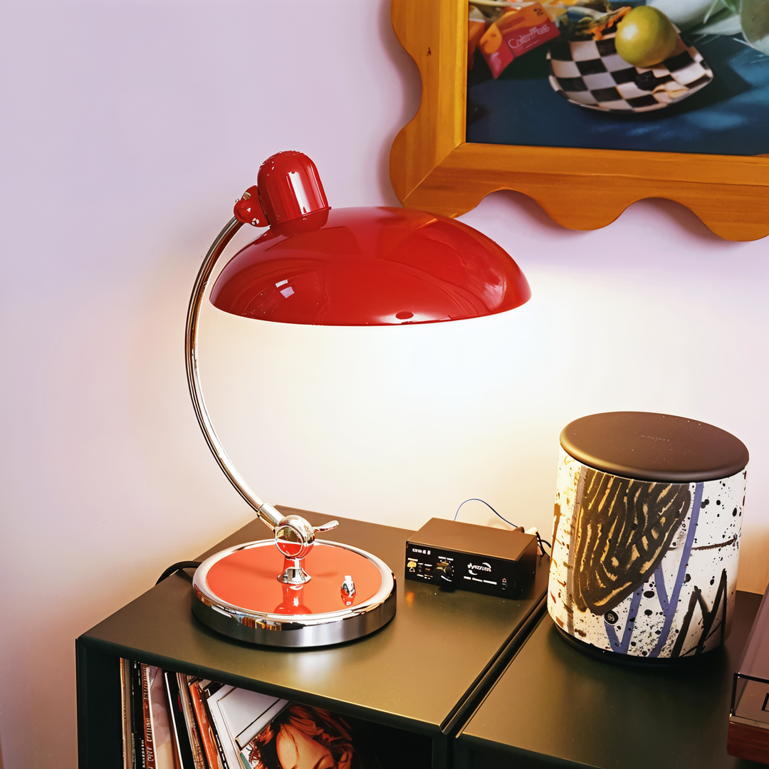 Elegante ijzeren bureaulamp, vintage en verstelbaar, voor sfeervolle retro verlichting in huis.