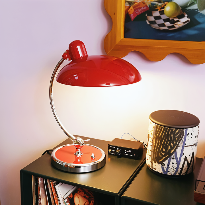 Elegante ijzeren bureaulamp, vintage en verstelbaar, voor sfeervolle retro verlichting in huis.