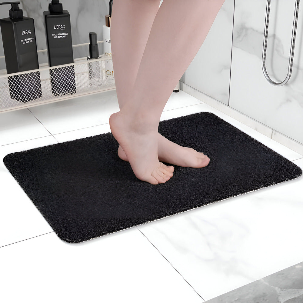 Antislip badmat in een douchecabine. Zorgt voor stabiliteit en comfort, essentieel voor een veilige douche-ervaring.