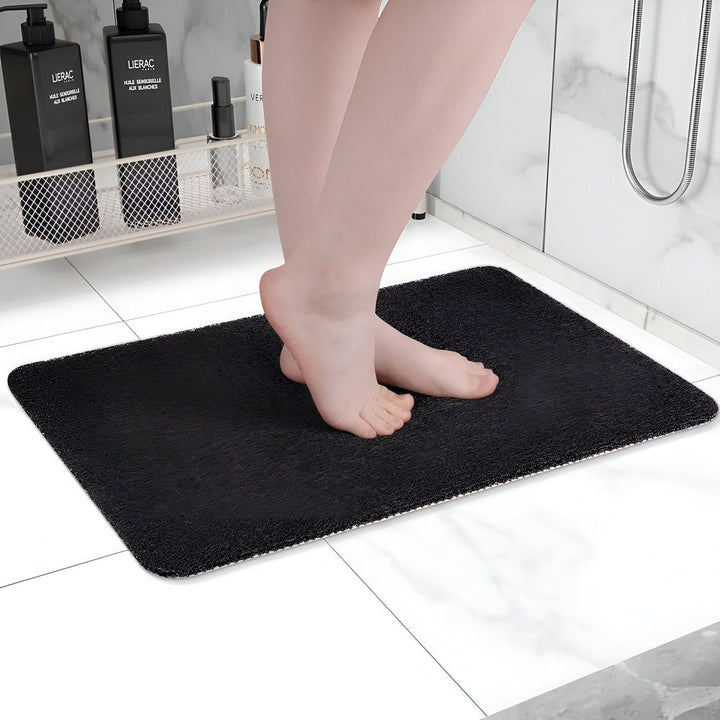 Antislip badmat in een douchecabine. Zorgt voor stabiliteit en comfort, essentieel voor een veilige douche-ervaring.