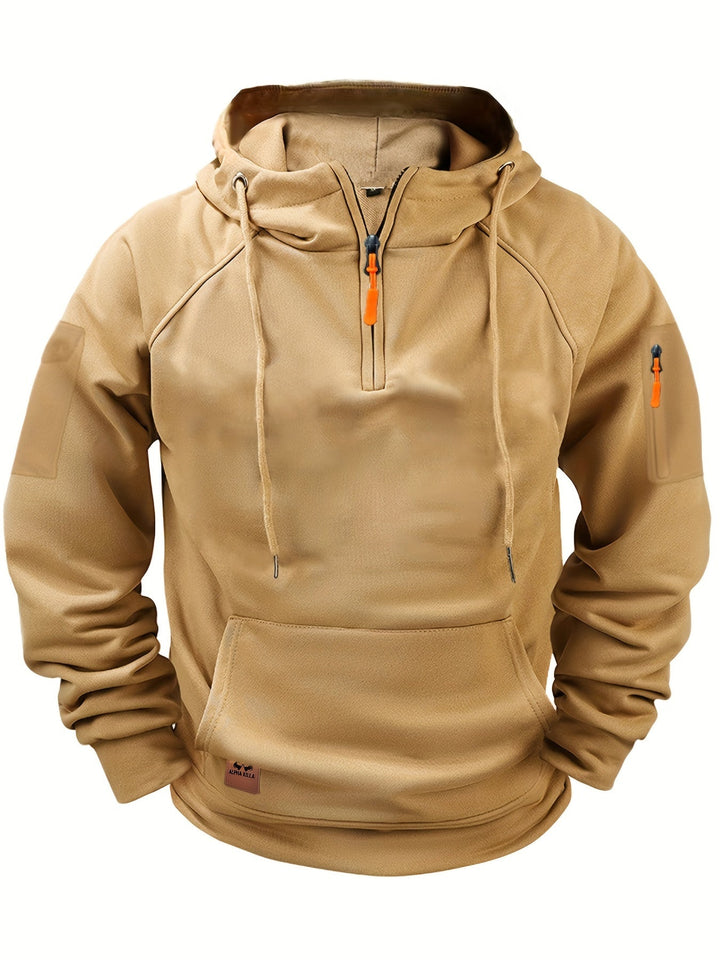 Man draagt moderne herenhoodie met rits en capuchon; trendy casual herenkleding.