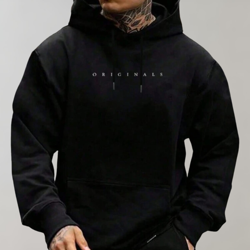 Zwarte heren pullover hoodie met trendy tekstprint, perfect voor modebewuste mannen. Comfortabele streetwear stijl.