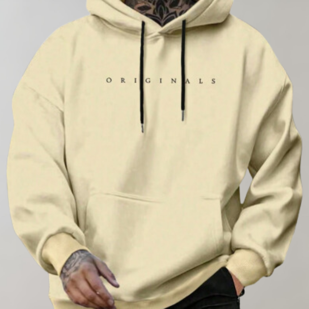 Gele heren hoodie met moderne tekstprint, biedt comfort en een ontspannen pasvorm. Essentiële casual streetwear.