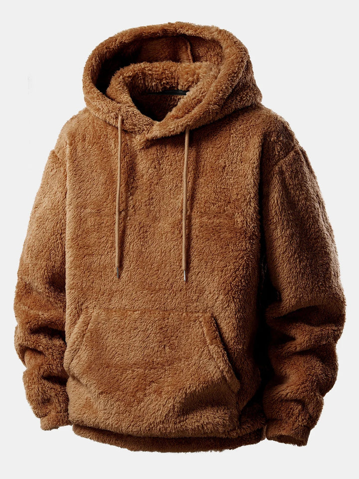 Model draagt de comfortabele unisex fleece loungeset met hoodie en jogger, ideaal voor huispak.