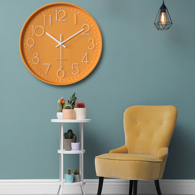 Tijdloze moderne wandklok, perfect voor huis of kantoor, met grote reliëf nummers.