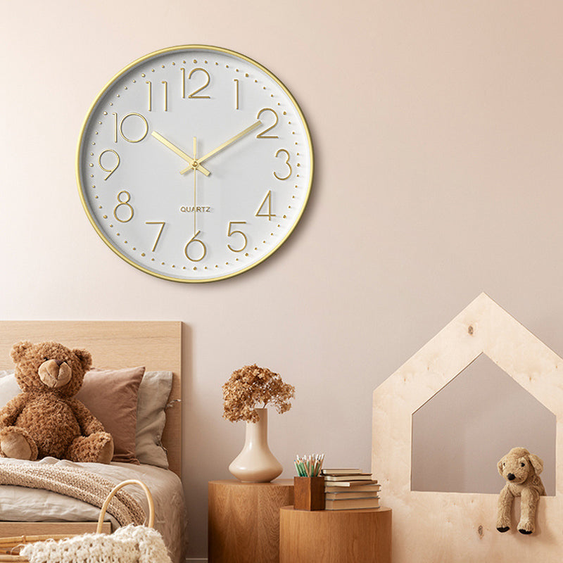 Decoratieve stille wandklok met verhoogde cijfers, voegt design toe aan een modern interieur.