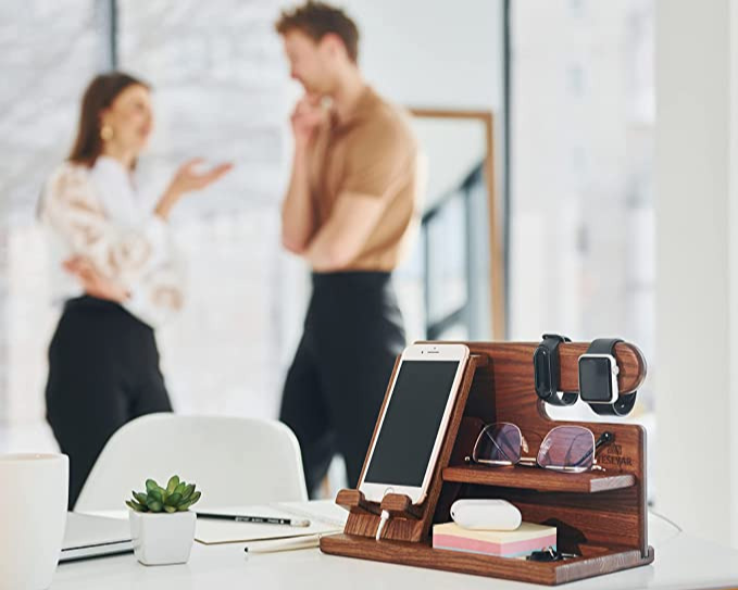Compacte houten telefoonhouder met opbergvakken voor gadgets en bureauaccessoires; houdt je werkplek netjes.