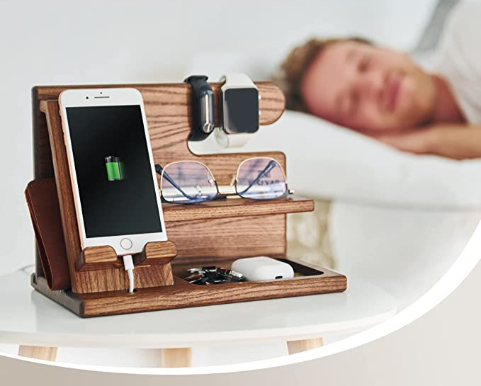 Decoratieve houten telefoonhouder en organizer, perfect als praktisch nachtkastje opbergmeubel voor gadgets.