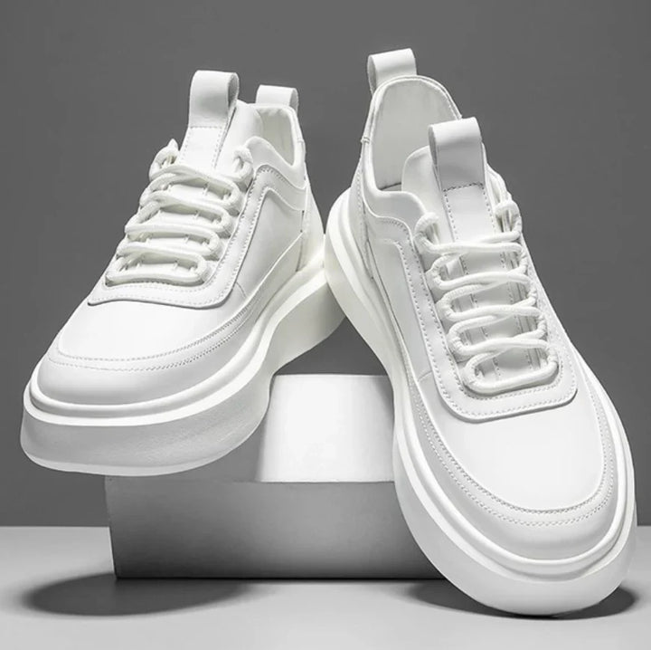 Wit-bruine comfort herensneakers, flexibel en modieus voor een casual, stijlvolle look.