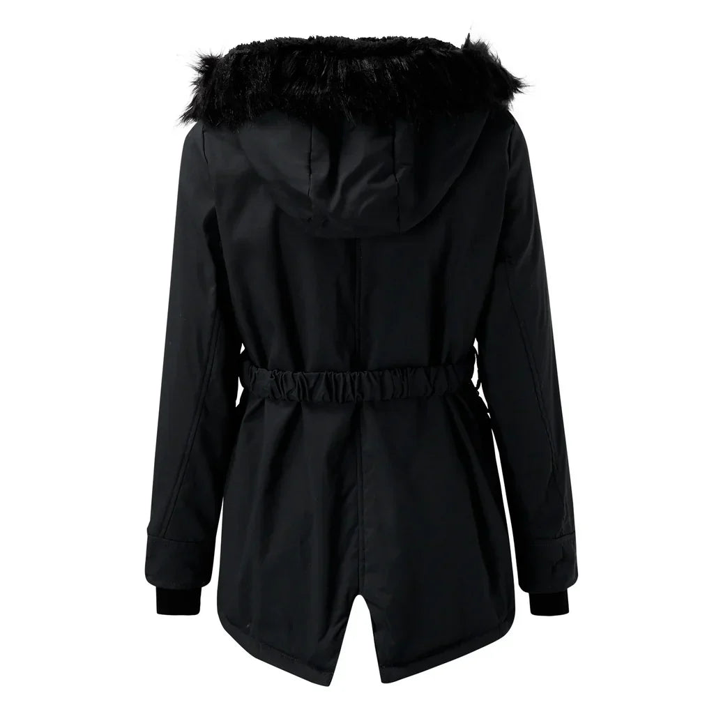 Lange dames winterjas met warme capuchon, ideaal voor koude dagen. Comfortabele, modieuze winterkleding.