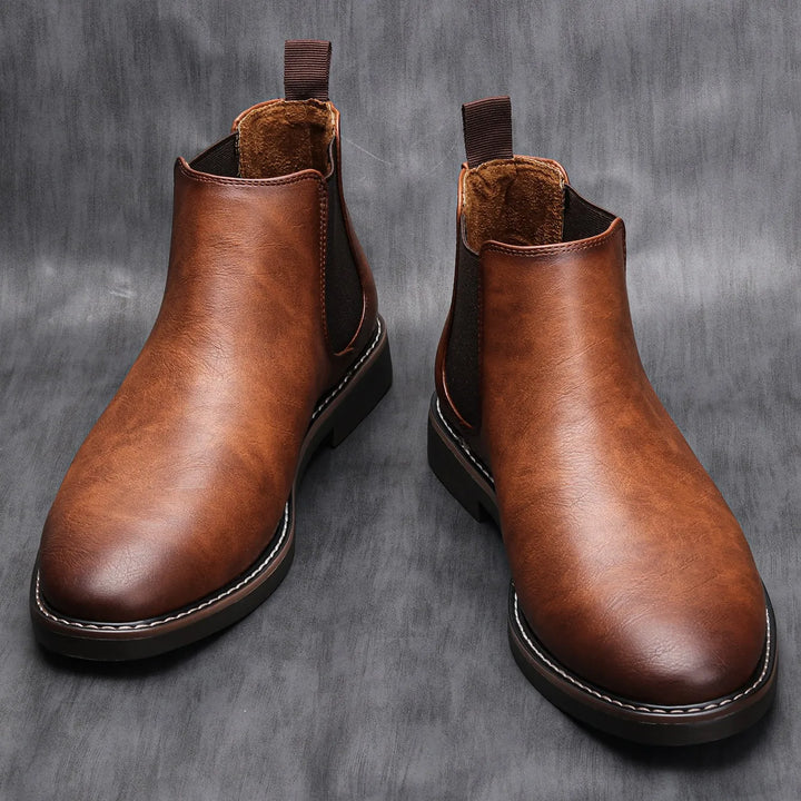 Detail van de elastische zijpanden op heren Chelsea boots Adrian. Comfortabel en gemakkelijk aan te trekken.