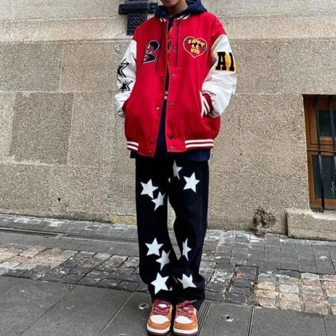 Model draagt warm heren baseball jack, geniet van comfort en de stoere Amerikaanse casual stijl.