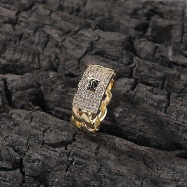 Dames draagt elegante roestvrijstalen sieradenset met ketting, armband en ring. Duurzaam juweel.