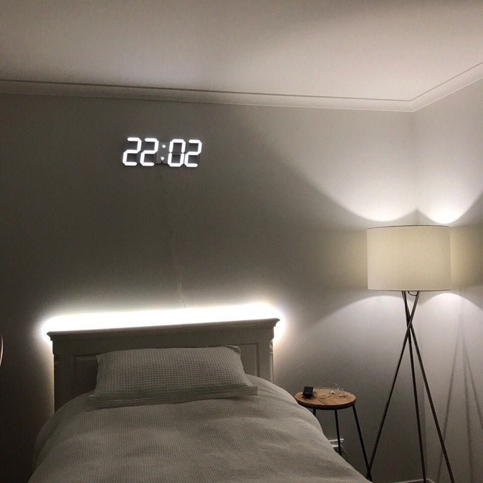 Strakke digitale 3D LED wandklok, dimbaar, verrijkt elk modern interieur.