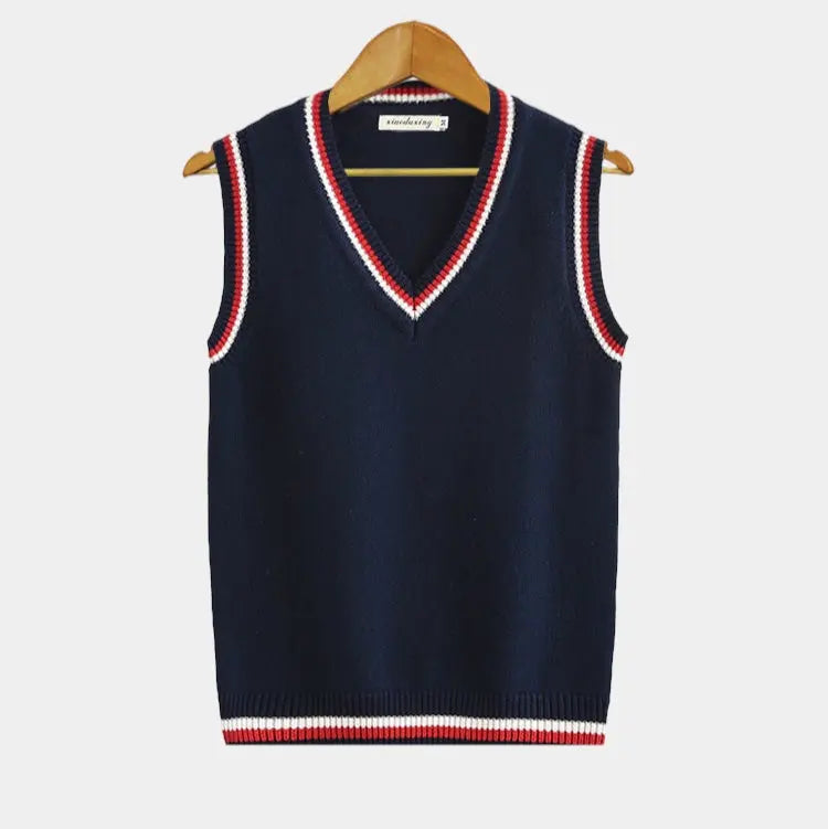 Tijdloos dames V-hals sweater vest in college stijl. Mouwloos en veelzijdig voor elke sportieve outfit.