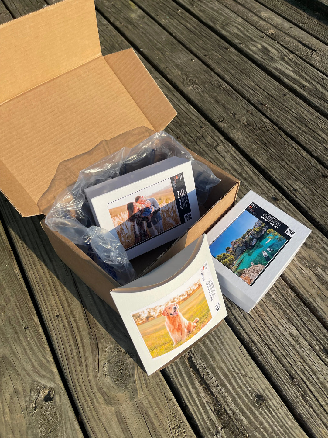 Kinderhanden leggen gepersonaliseerde fotopuzzel met lachende familie; interactief en leuk familieplezier. Vol herinneringen.