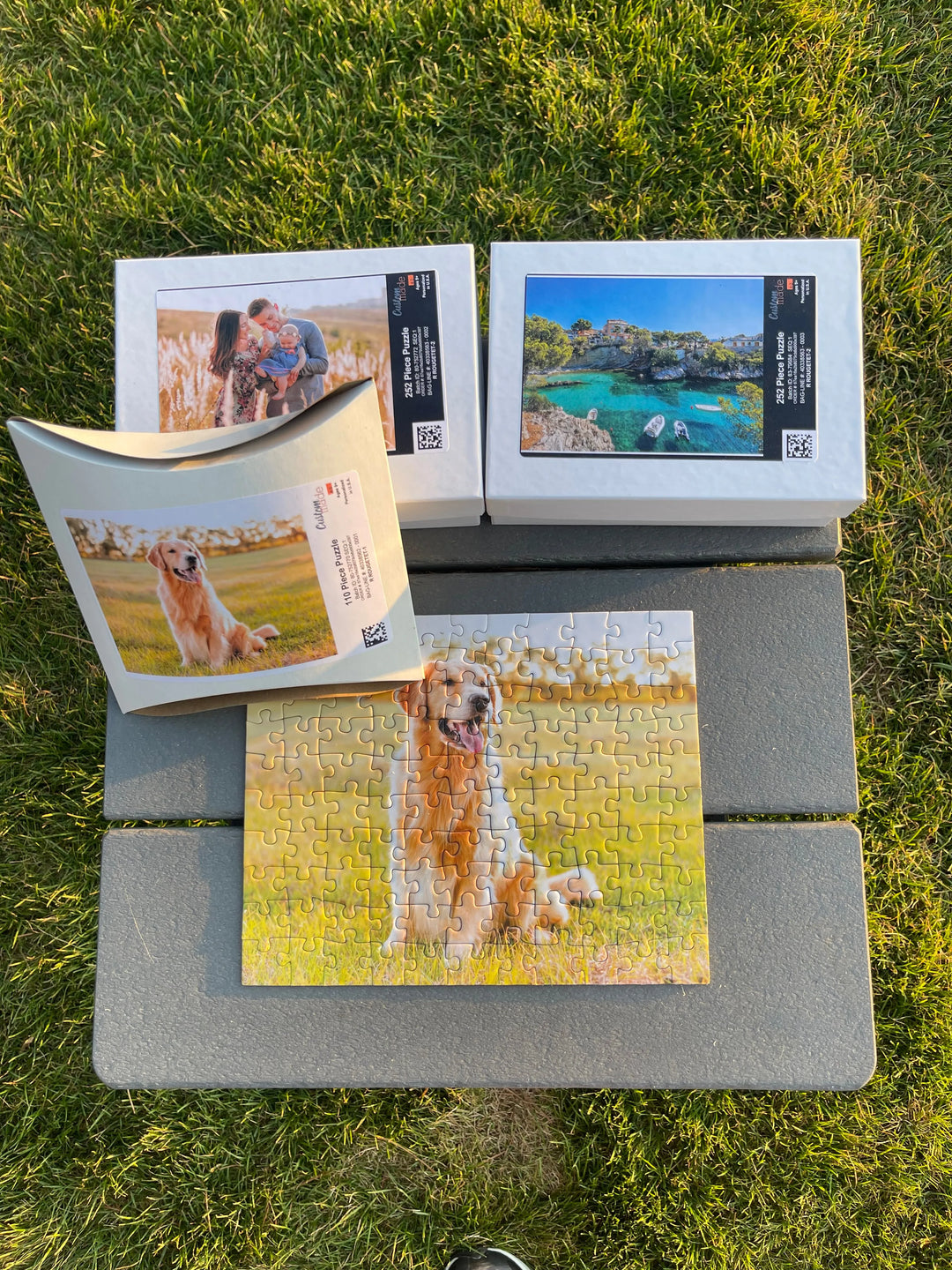 Stapel losse stukjes van een gepersonaliseerde fotopuzzel, klaar om samengevoegd te worden tot een prachtige herinnering.