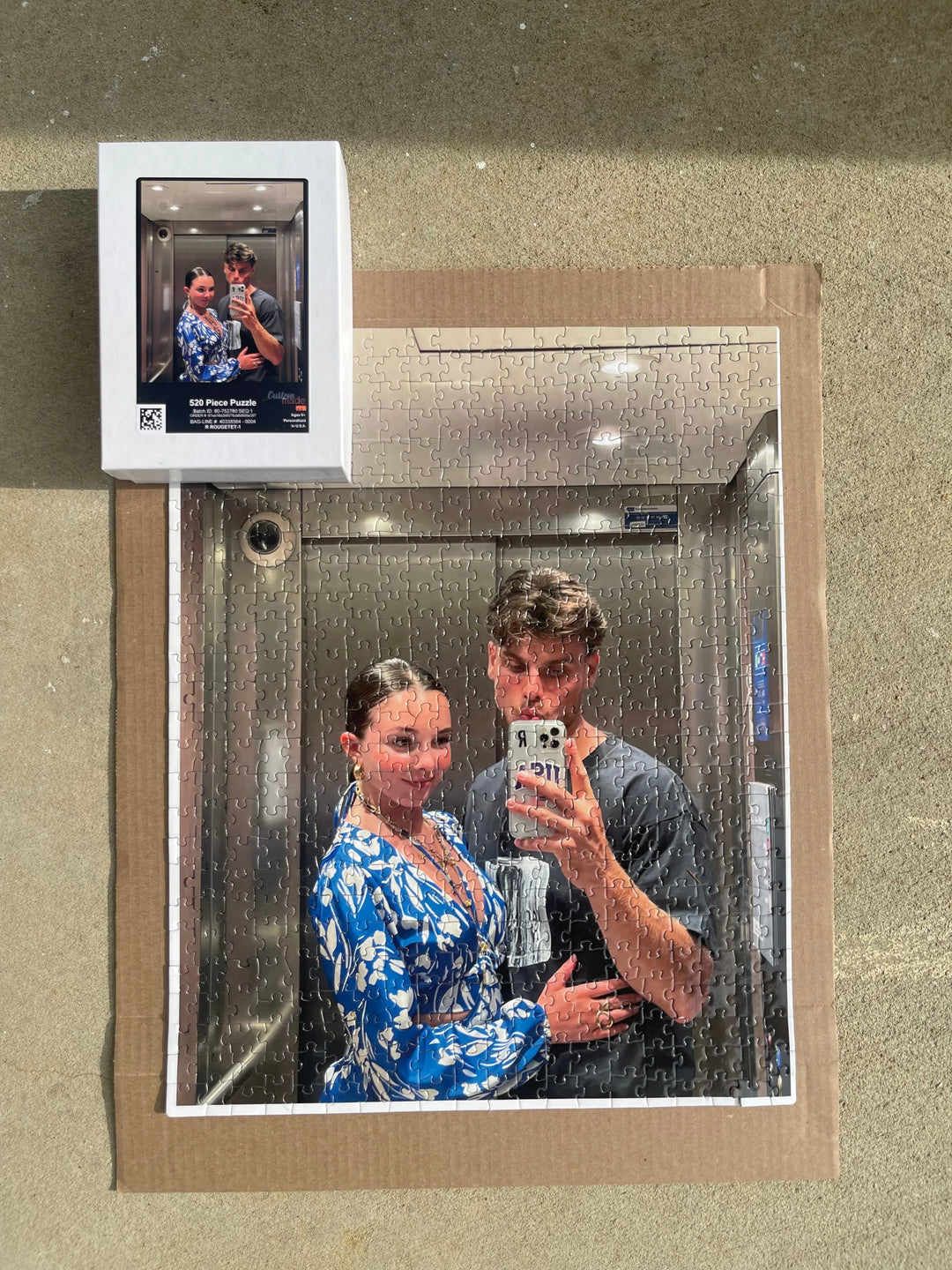 Gepersonaliseerde fotopuzzel met familiefoto, perfect voor urenlang familieplezier. Een uniek cadeau vol herinneringen.