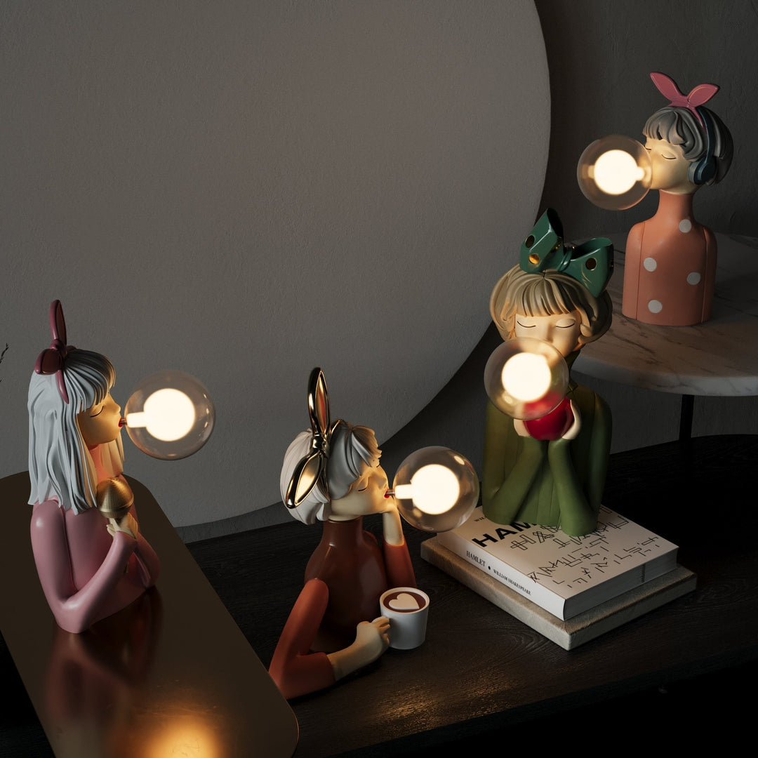 Close-up van de speelse houten figuren en het warme LED licht van de unieke zussenlamp.