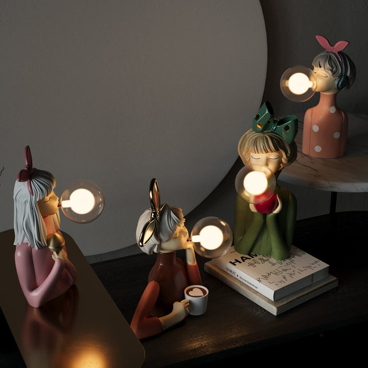 Close-up van de speelse houten figuren en het warme LED licht van de unieke zussenlamp.