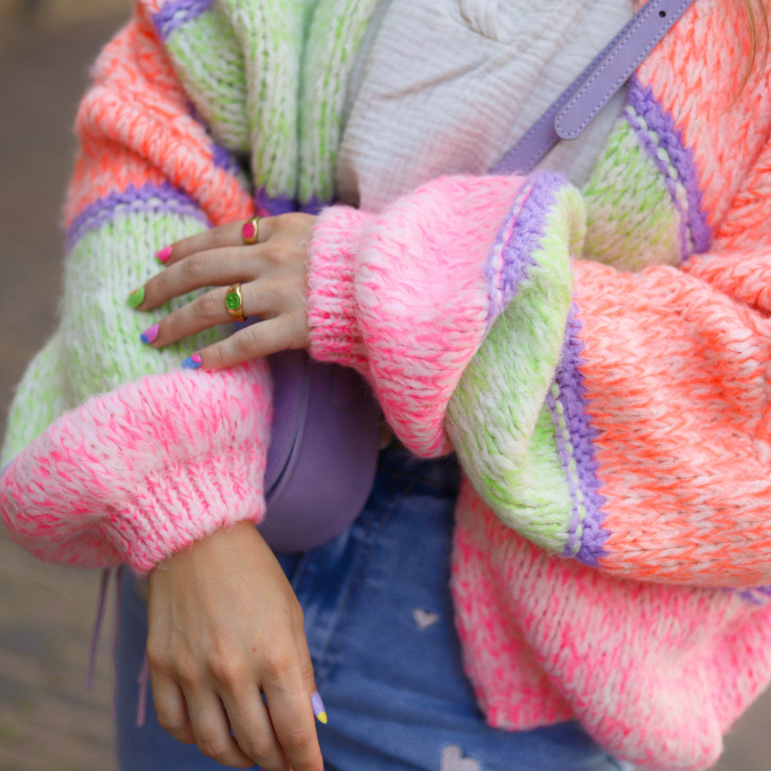 Trendy damesvest Livia met vrolijke, horizontale strepen in diverse kleuren. Heerlijk comfortabel & warm.