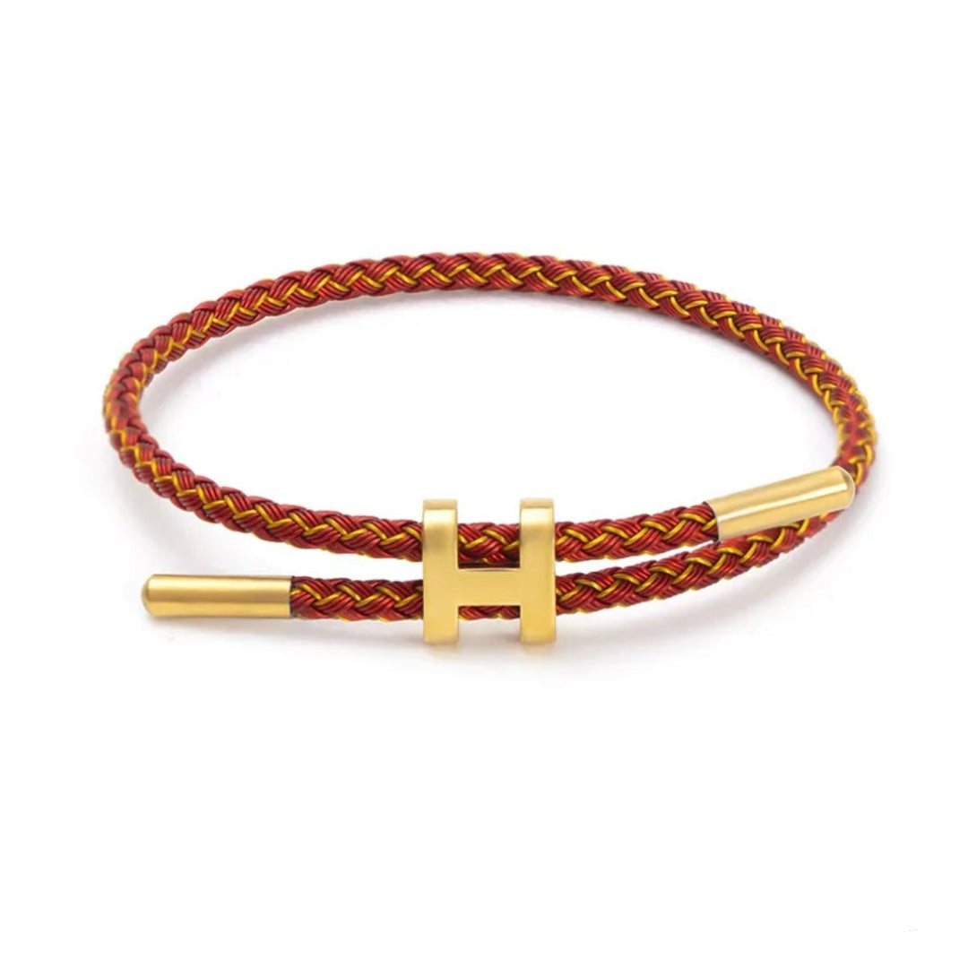 Kleurrijke unisex armband van gevlochten touw, een trendy accessoire met H-sluiting.