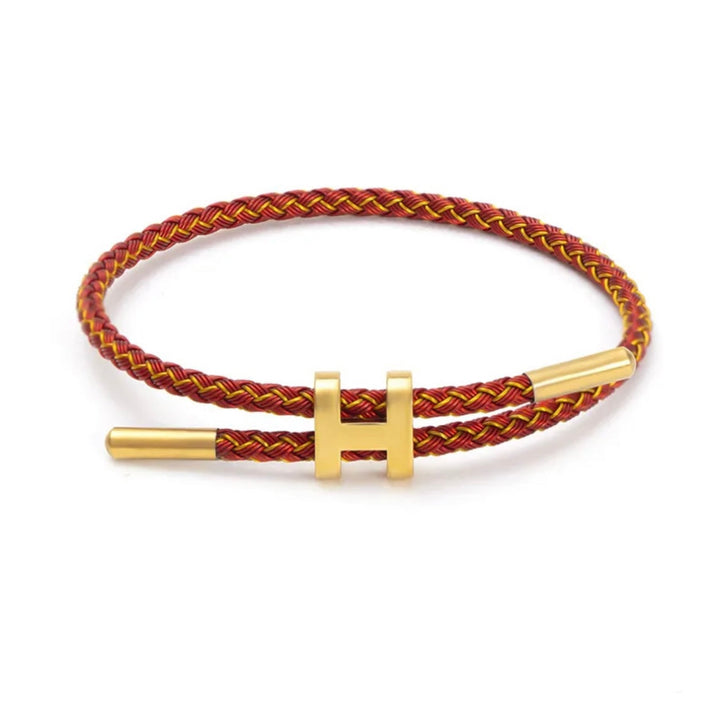 Kleurrijke unisex armband van gevlochten touw, een trendy accessoire met H-sluiting.