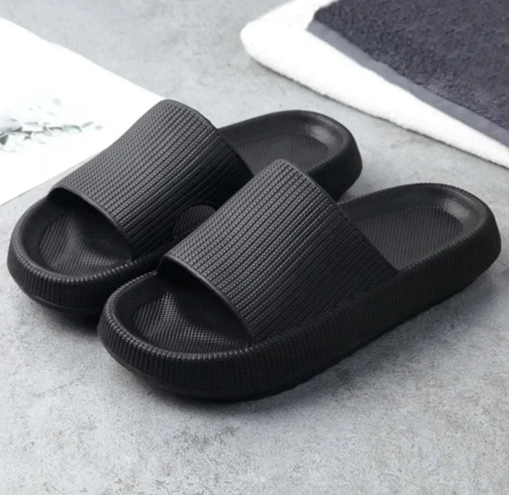Antislip unisex wolkenpantoffels. Veilig en waterdicht, ideaal voor badkamer, zwembad of doucheslippers.