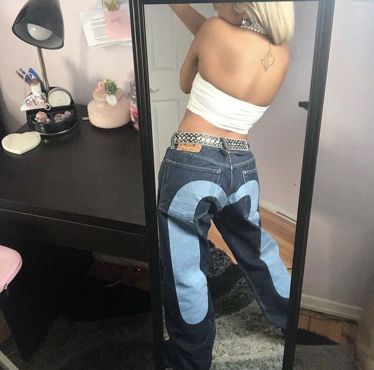Roze retro spijkerbroek voor dames. Comfortabele vintage jeans met wijde pijpen, perfect voor casual mode.