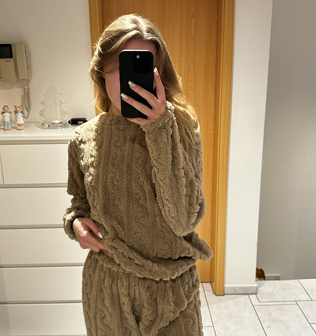 Gezellige dames fleece loungewear pyjama, ideaal voor ontspanning en warmte thuis.