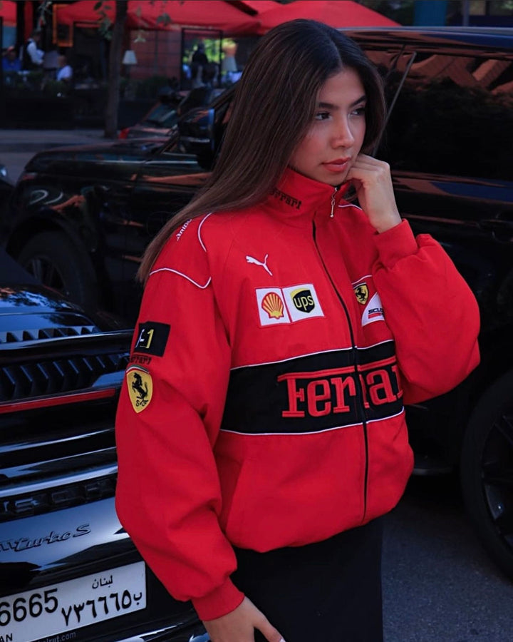 Vintage racejack voor heren en dames. Stijlvolle rood-wit-zwarte jas met autosport uitstraling, lente/zomer.