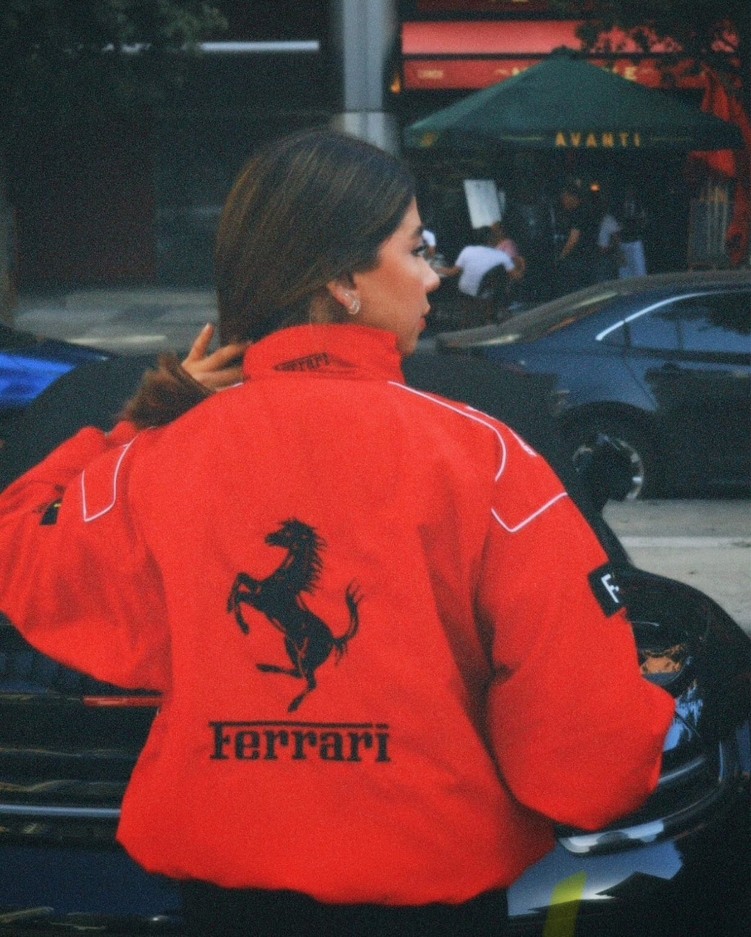 Sportief retro jack met vintage race details. Unisex buitenkleding in rood, wit, zwart. Ideaal voor de lente.