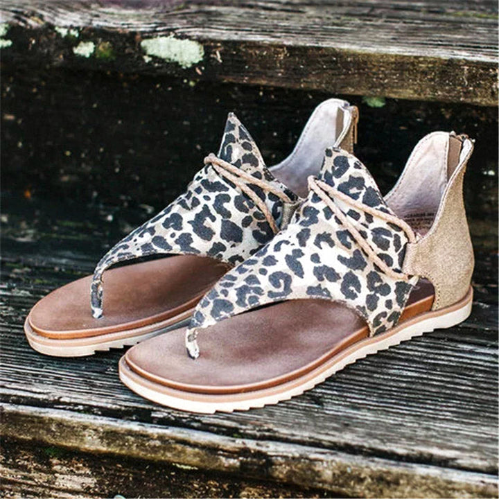 Zomerse damessandalen, plat model met enkelrits voor extra comfort en modieuze stijl.
