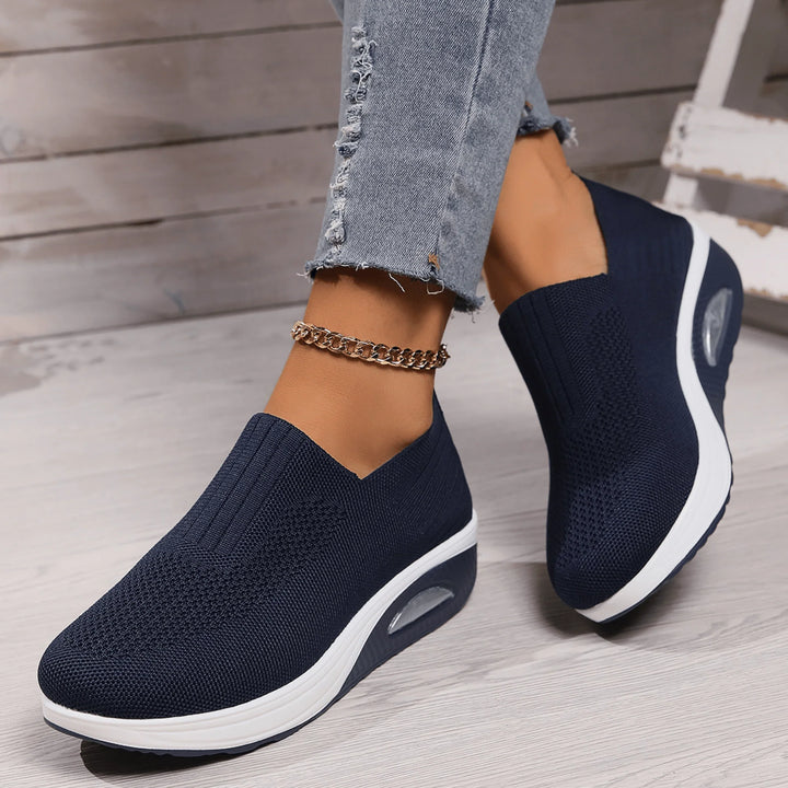 Casual dames slip-on sneaker, ideaal voor lente en zomer. Comfortabel, ademend en sportief design.