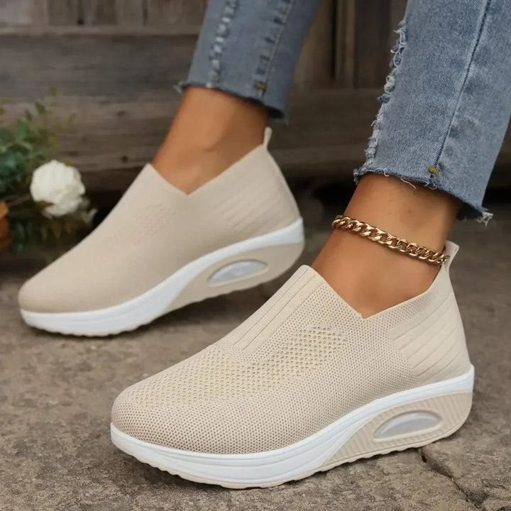 Ademende dames instapsneaker met flexibele zool, biedt superieur loopcomfort voor dagelijks gebruik.