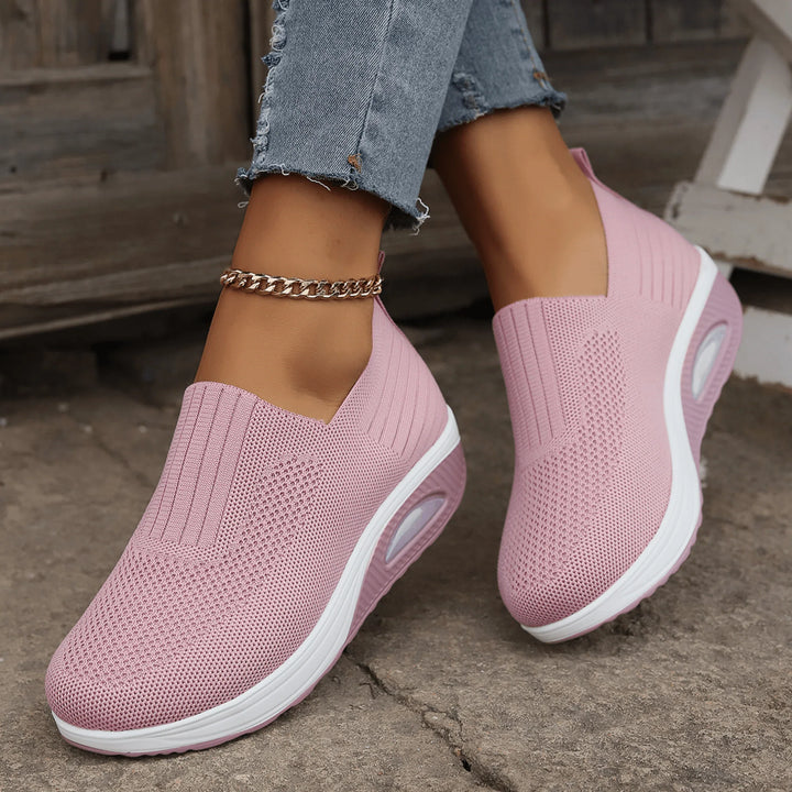 Detail van de comfortabele, ademende stof van de dames instapsneaker, perfect voor warme dagen.