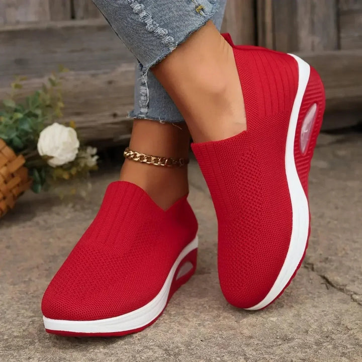 Lichtgewicht dames instapsneaker, ideaal voor zomerse dagen. Biedt uitstekend loopcomfort en stijl.