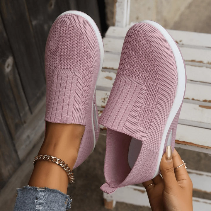 Dames instapsneaker getoond aan de voet, benadrukt het gemakkelijke aantrekken en het comfortabele loopcomfort.
