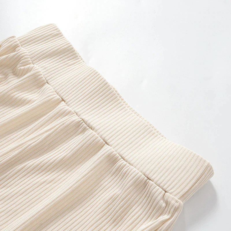 Elegante dames flared broek met uitlopende pijpen. Trendy broek die de taille accentueert voor een modieuze look.