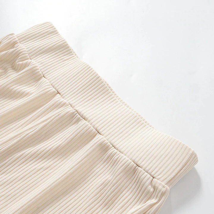 Elegante dames flared broek met uitlopende pijpen. Trendy broek die de taille accentueert voor een modieuze look.