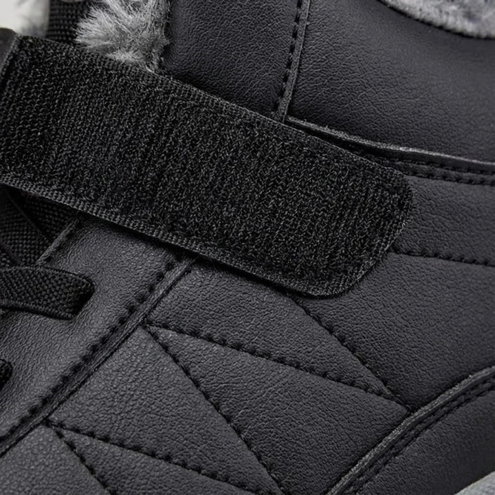 Grijze geïsoleerde dames enkellaarzen van Chloe, ideaal voor comfortabele, warme winterse outdoor avonturen.