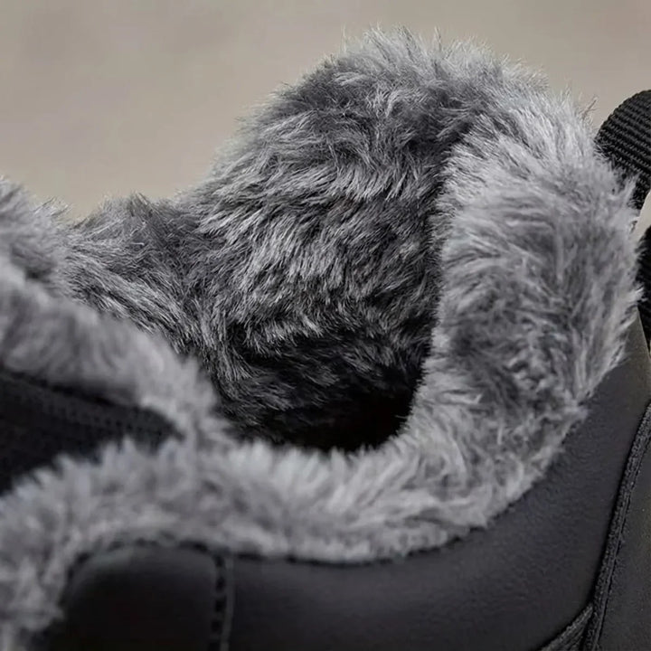 Warme, grijze Chloe winterlaarzen voor dames; een geïsoleerde outdoor enkellaars perfect voor sneeuw en kou.