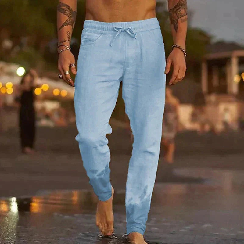 Man draagt een casual heren linnen zomerbroek, perfect voor ontspanning en warme vakantiedagen.