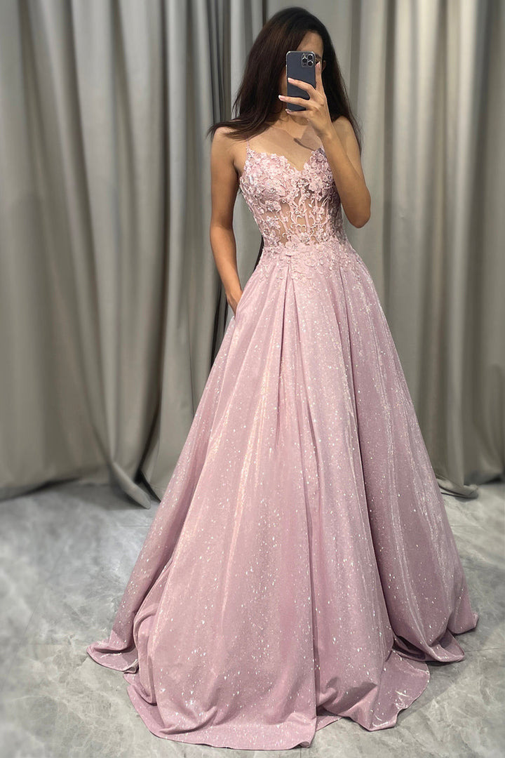 Glinsterende blush roze A-lijn baljurk Clara voor dames, met V-hals, satijn en spaghetti bandjes. Ideale galajurk.