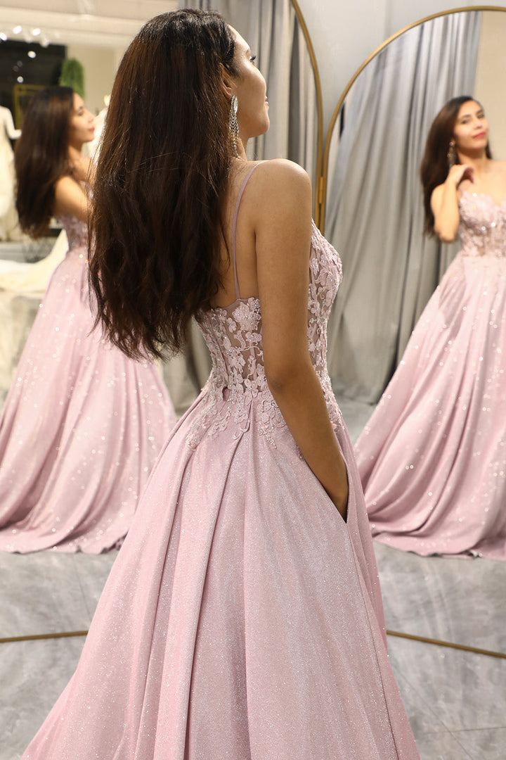 Elegante blush roze satijnen A-lijn avondjurk met glinsters, V-hals. Perfect als bruiloft gast of feestjurk.