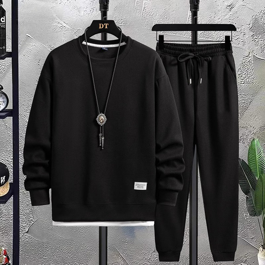 Stijlvol heren joggingpak met comfortabele pasvorm, ideaal voor casual en actieve momenten.