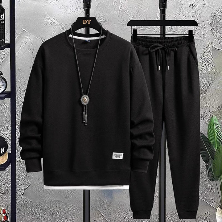 Stijlvol heren joggingpak met comfortabele pasvorm, ideaal voor casual en actieve momenten.
