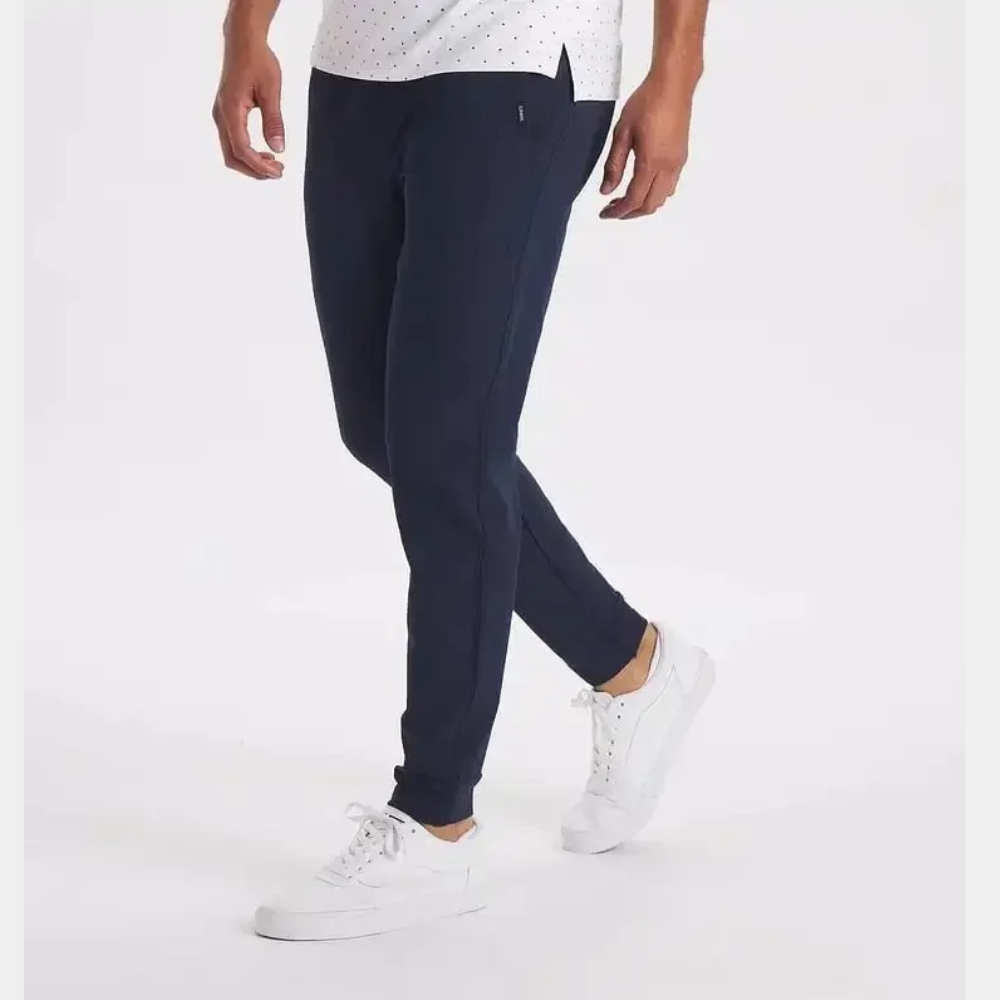 Moderne slimfit heren stretchbroek, waterafstotend. Comfortabel als jogger, perfect voor elke dag.