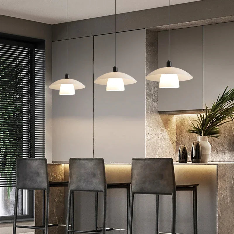 Japanse TokyoGlow hanglamp boven eettafel, moderne verlichting voor eetkamer. Stijlvolle design plafondlamp met sfeervol licht.